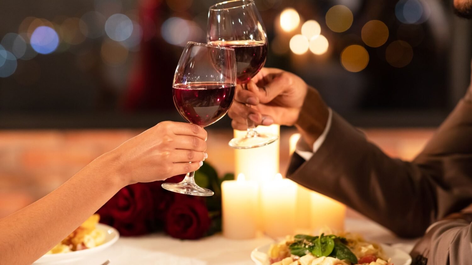 woman and man drinking vine on a date